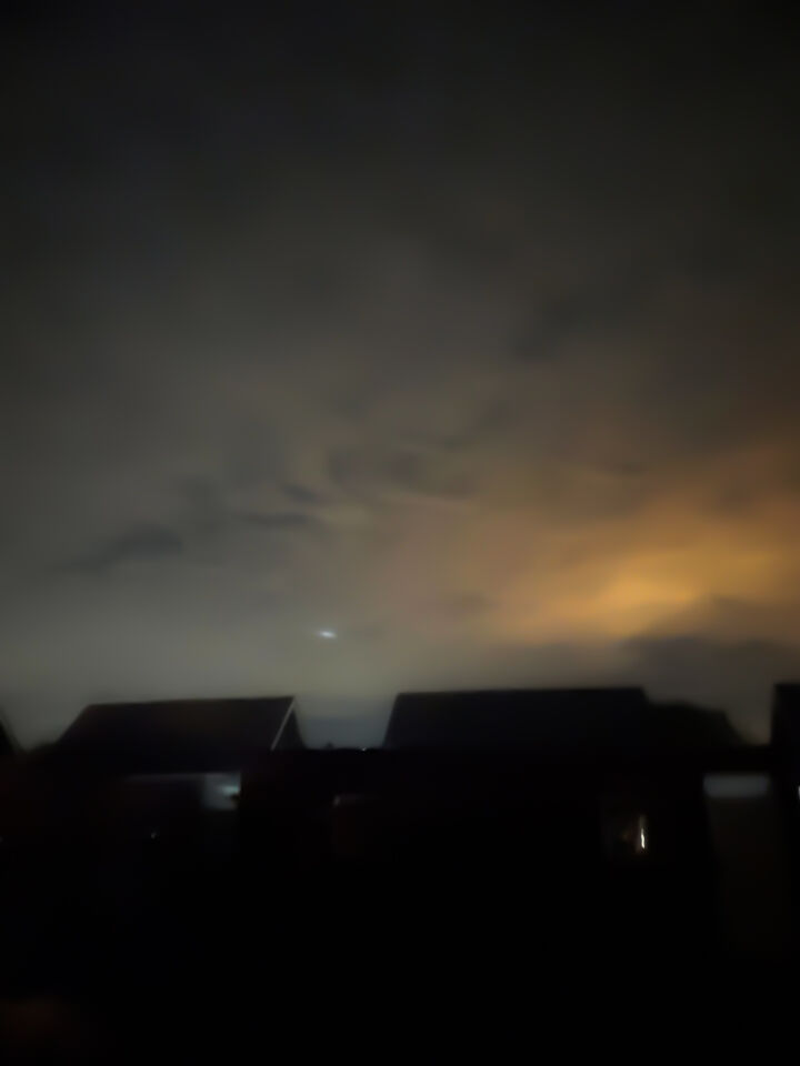Lichtgevende objecten, 2 stuks. Duur ongeveer 5 minuten. 300 seconden. foto