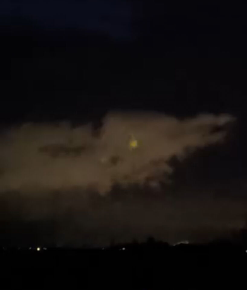 Geel licht door wolken foto