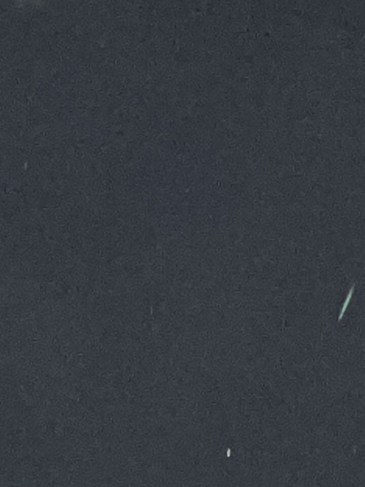 Groot wit voorwerp die relatief langzaam hoog in de lucht voorbij vloog foto