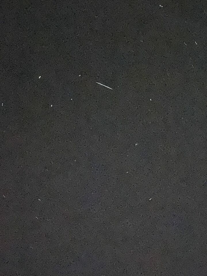 Oplichtend lang groot sigaar form op hoge snelheid. foto