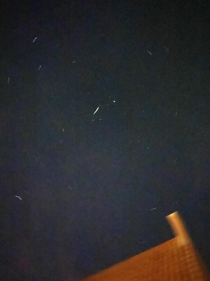 Oplichtend lang groot sigaar form op hoge snelheid. foto