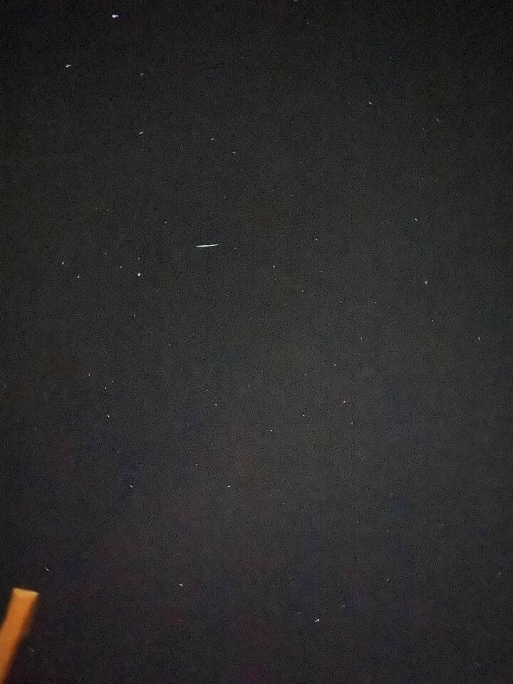 Oplichtend lang groot sigaar form op hoge snelheid. foto