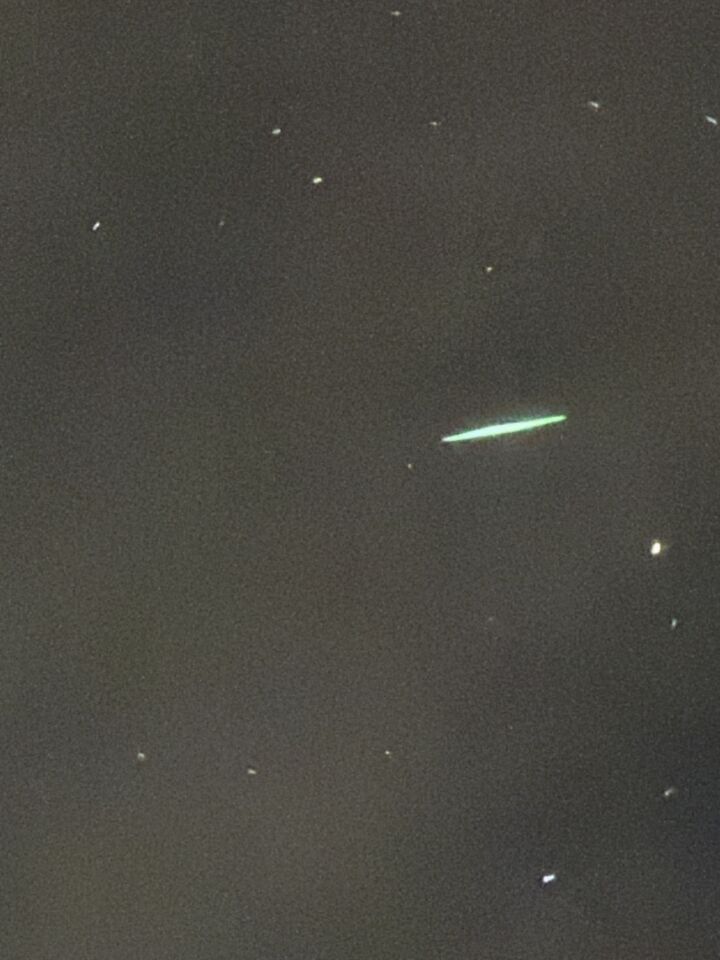 Een felle streep licht wat door de lucht voortbewoog. foto