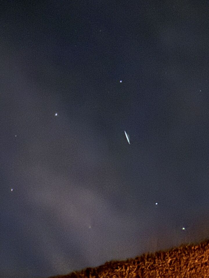 Een felle streep licht wat door de lucht voortbewoog. foto