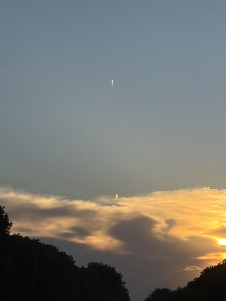 Lichtgevende vlek en een twee strepen foto