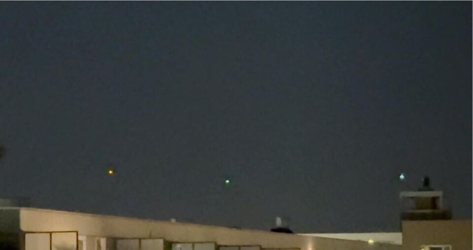 Drie bewegende lichtpunten die langzaam van positie veranderden en flikkerden zo foto