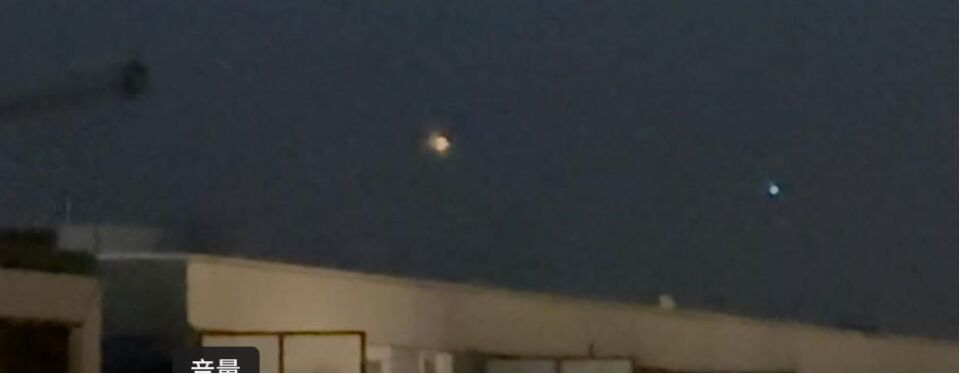 Drie bewegende lichtpunten die langzaam van positie veranderden en flikkerden zo foto