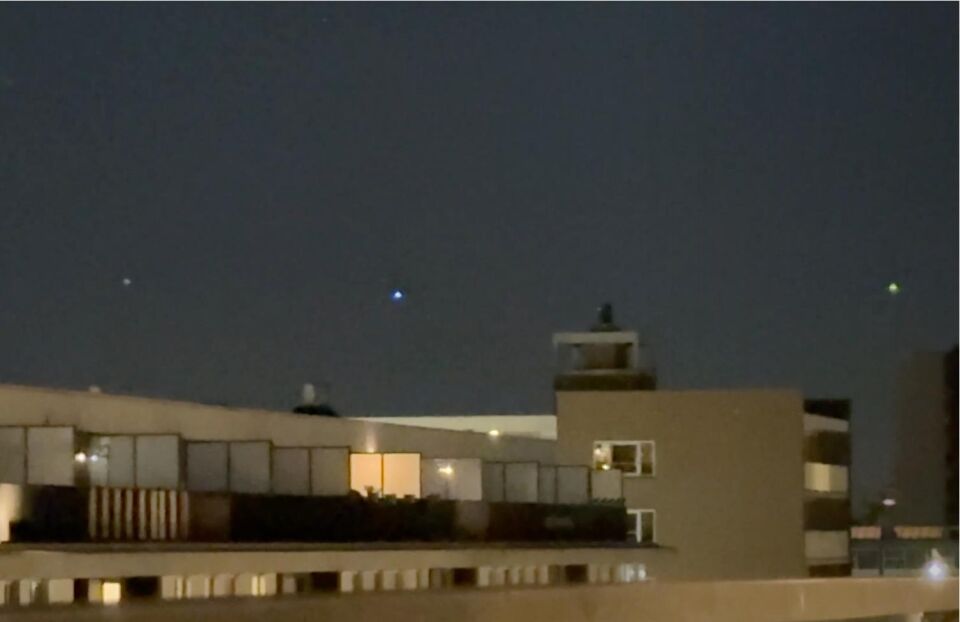 Drie bewegende lichtpunten die langzaam van positie veranderden en flikkerden zo foto