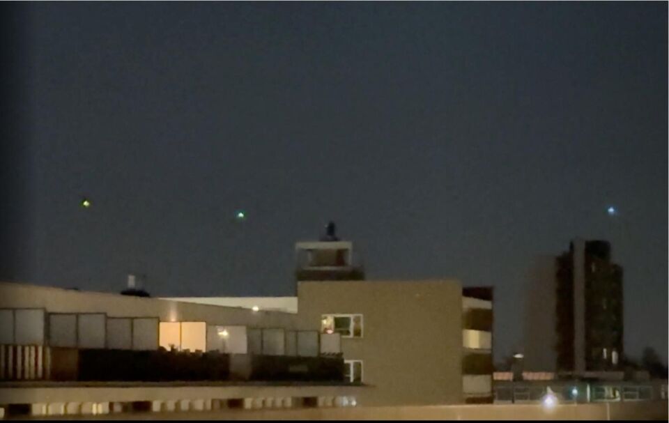 Drie bewegende lichtpunten die langzaam van positie veranderden en flikkerden zo foto