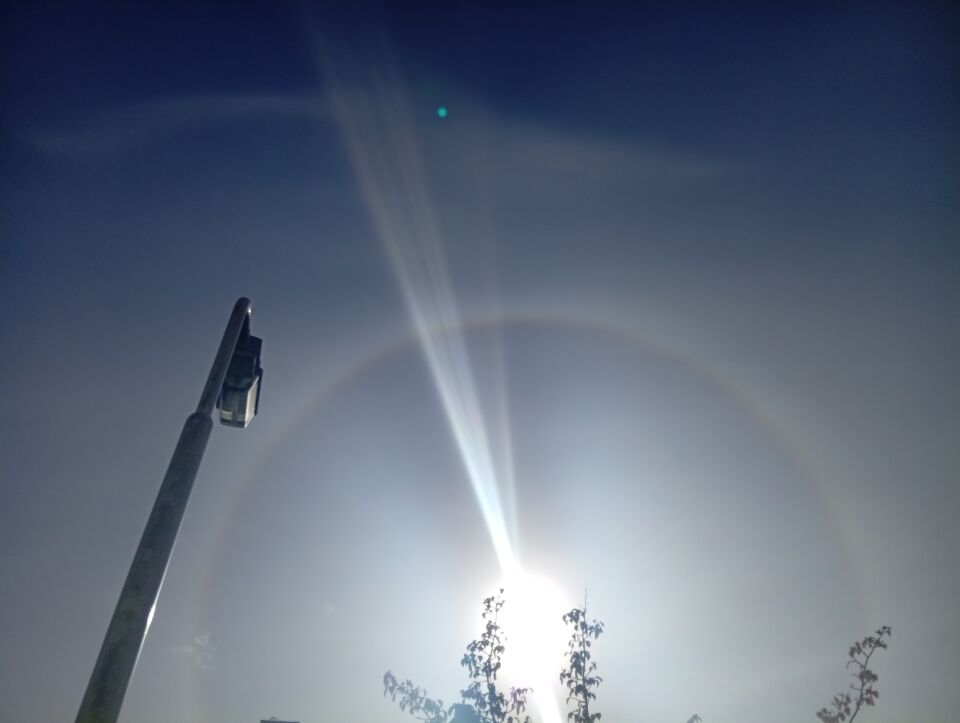 Licht bol boven en rond foto van halo foto