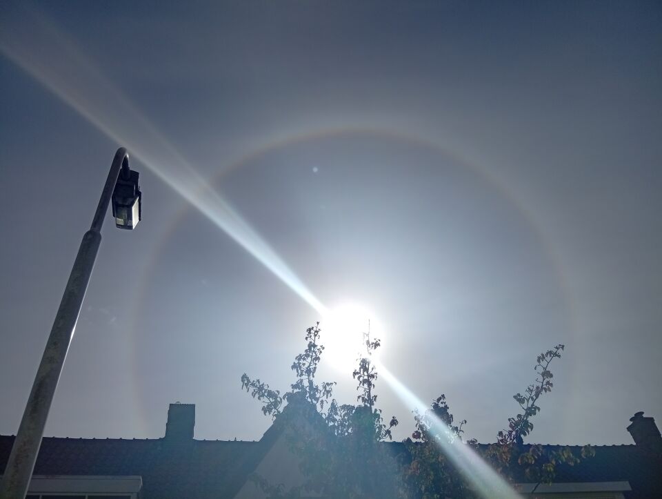Licht bol boven en rond foto van halo foto