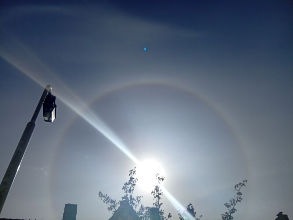 Licht bol boven en rond foto van halo foto