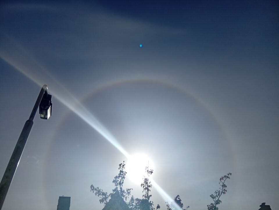 Licht bol boven en rond foto van halo foto