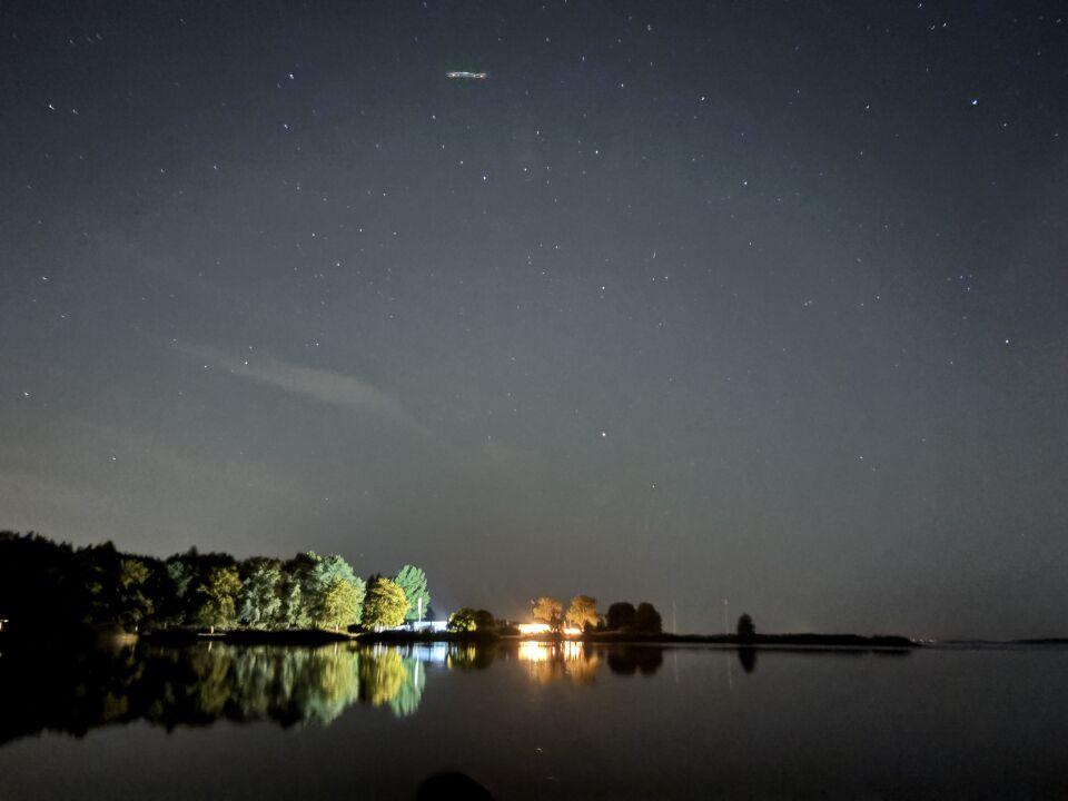 Helder object zichtbaar na bekijken foto boven Puurr bij rich Bruinisse foto