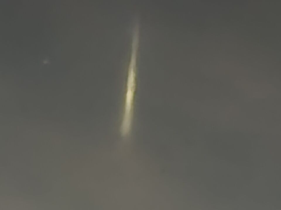 Lichtgevende, langzaam omhoog gaande 'rookstreep'? foto