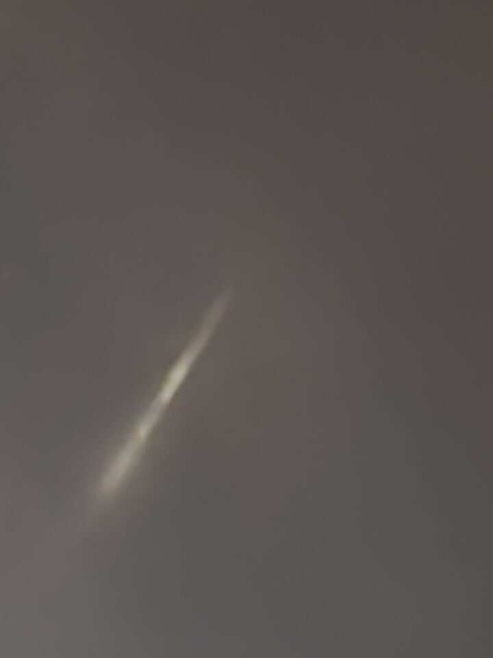Lichtgevende, langzaam omhoog gaande 'rookstreep'? foto