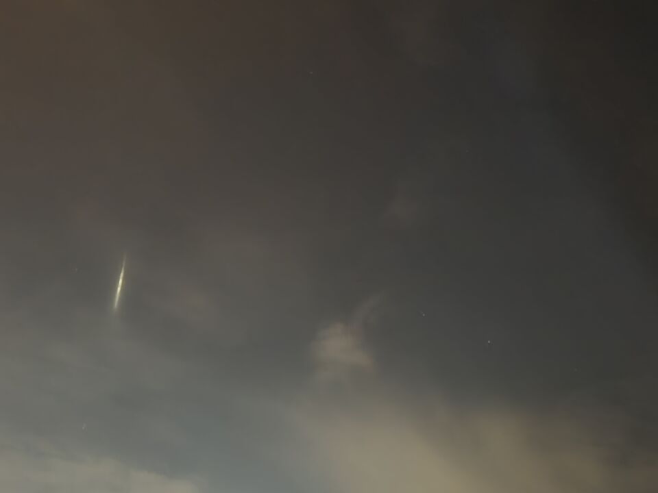 Lichtgevende, langzaam omhoog gaande 'rookstreep'? foto