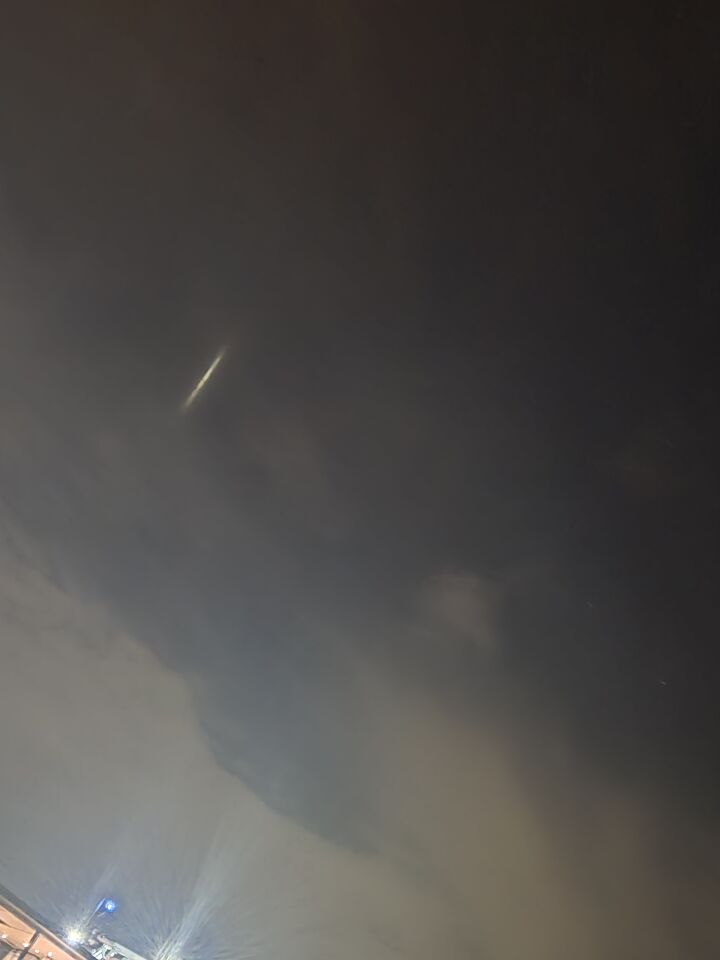 Lichtgevende, langzaam omhoog gaande 'rookstreep'? foto