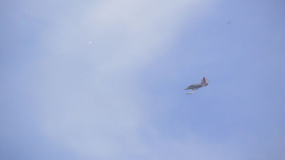 Ik was een straaljager aan het filmen toen er plots een voorwerp voorbij vloog. foto