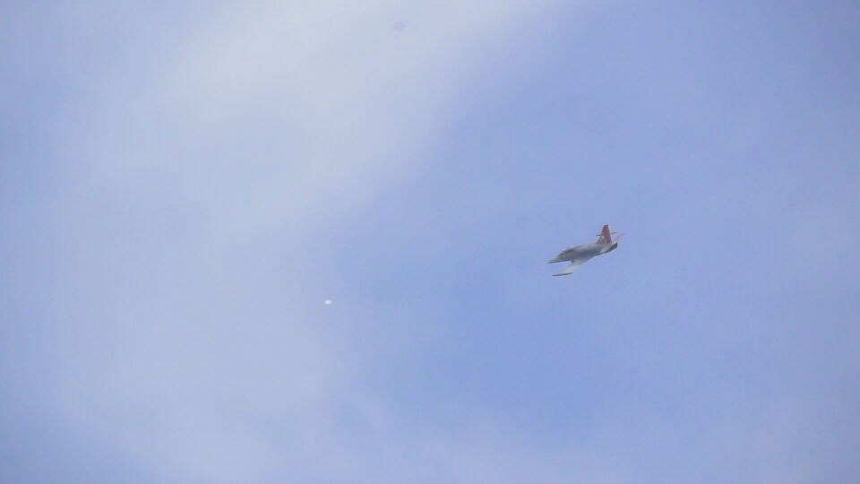 Ik was een straaljager aan het filmen toen er plots een voorwerp voorbij vloog. foto