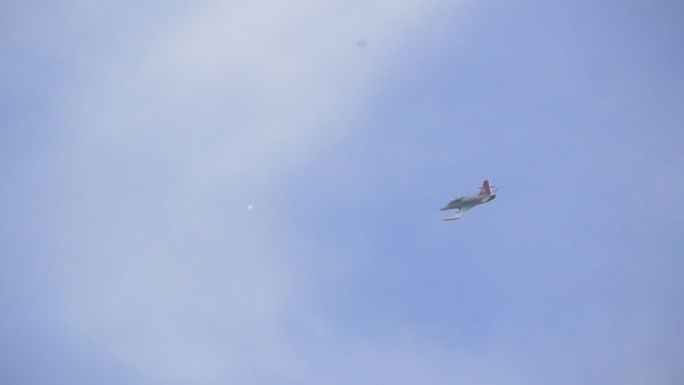 Ik was een straaljager aan het filmen toen er plots een voorwerp voorbij vloog. foto