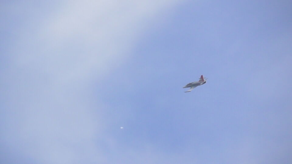 Ik was een straaljager aan het filmen toen er plots een voorwerp voorbij vloog. foto