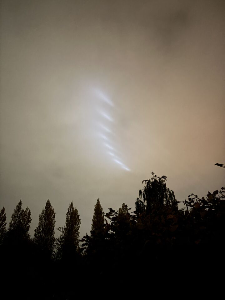 8 lichtbeelden in een boog op gelijke afstand en snelheid van elkaar foto