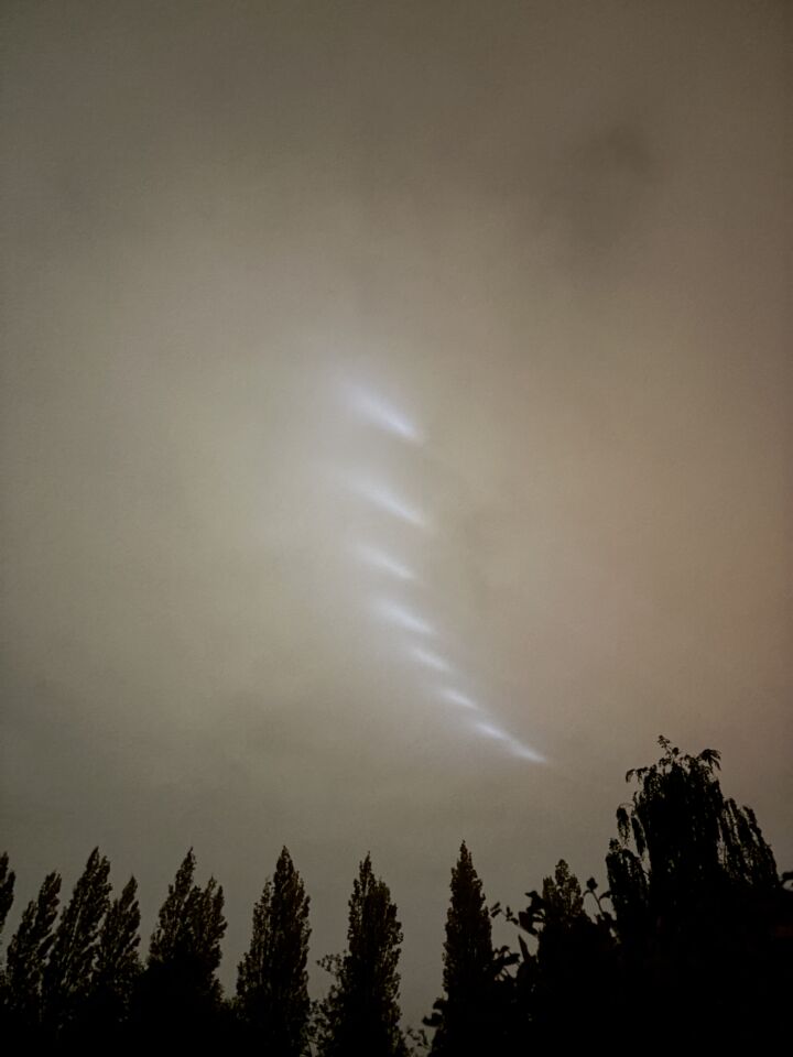 8 lichtbeelden in een boog op gelijke afstand en snelheid van elkaar foto
