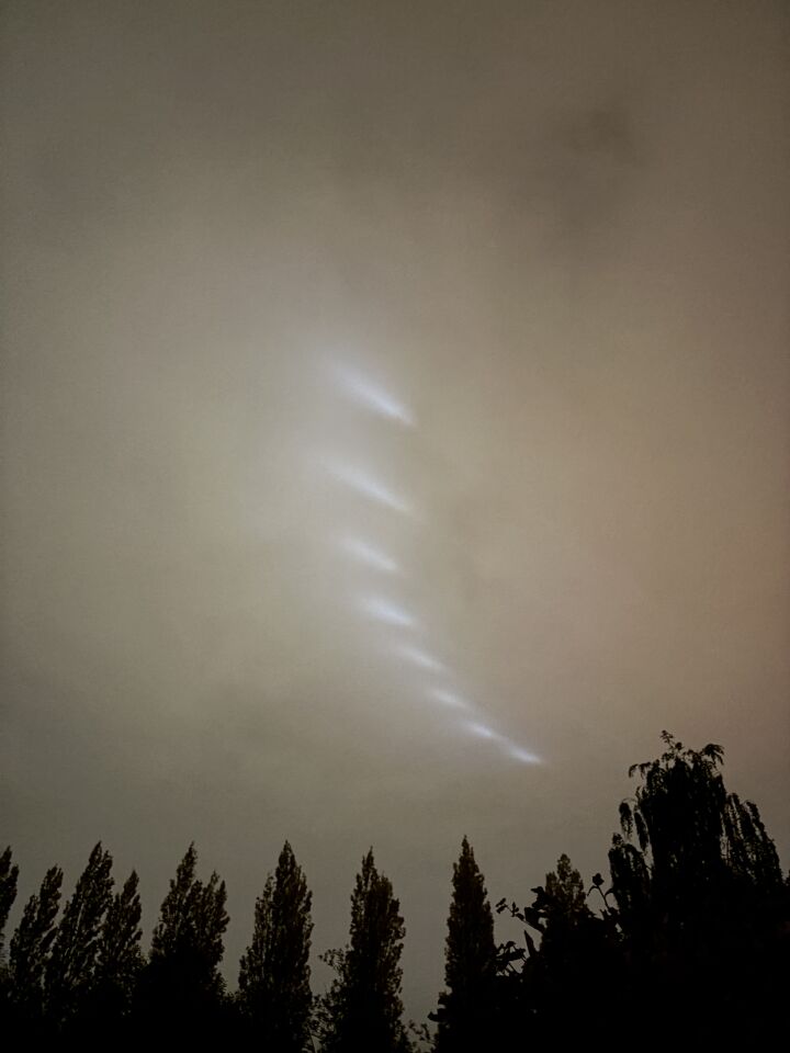 8 lichtbeelden in een boog op gelijke afstand en snelheid van elkaar foto