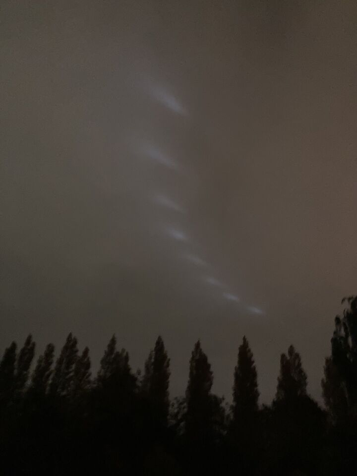 8 lichtbeelden in een boog op gelijke afstand en snelheid van elkaar foto