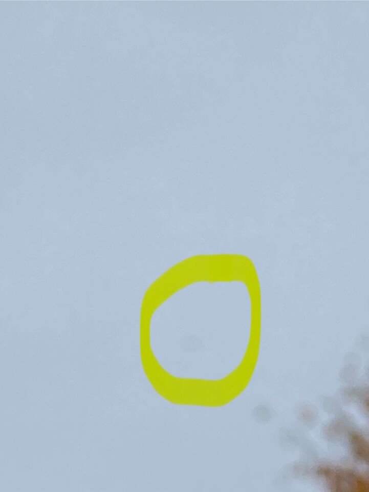 Groot zwart ovaal object in de lucht foto