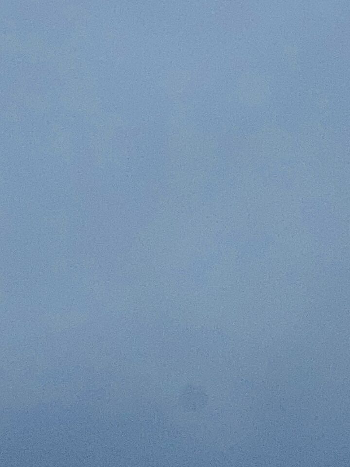 Groot zwart ovaal object in de lucht foto
