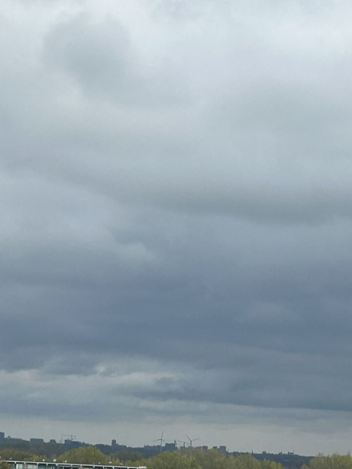 Ik zag vanaf de bank kijkend in de lucht een groot donker object vliegen foto