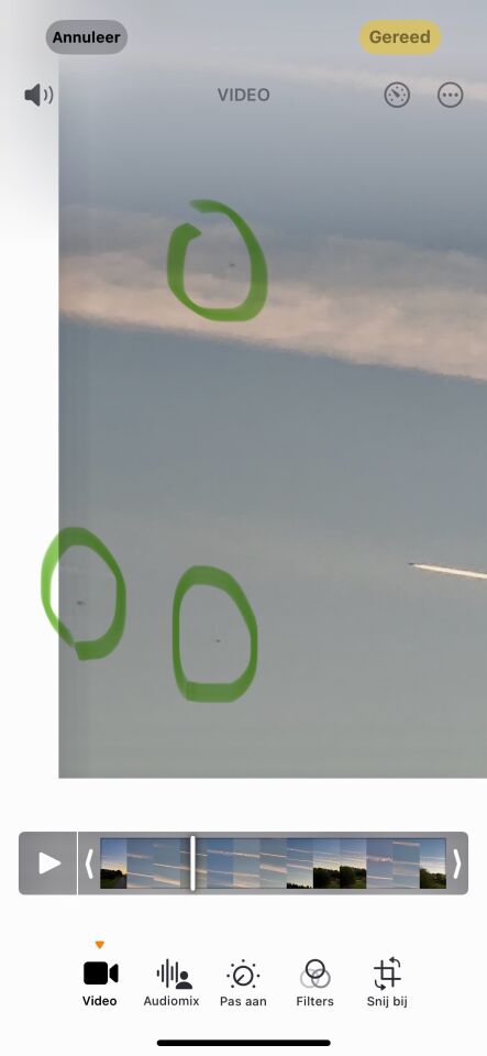 Meerdere Zwarte objecten bewegend vanuit soort wolk foto