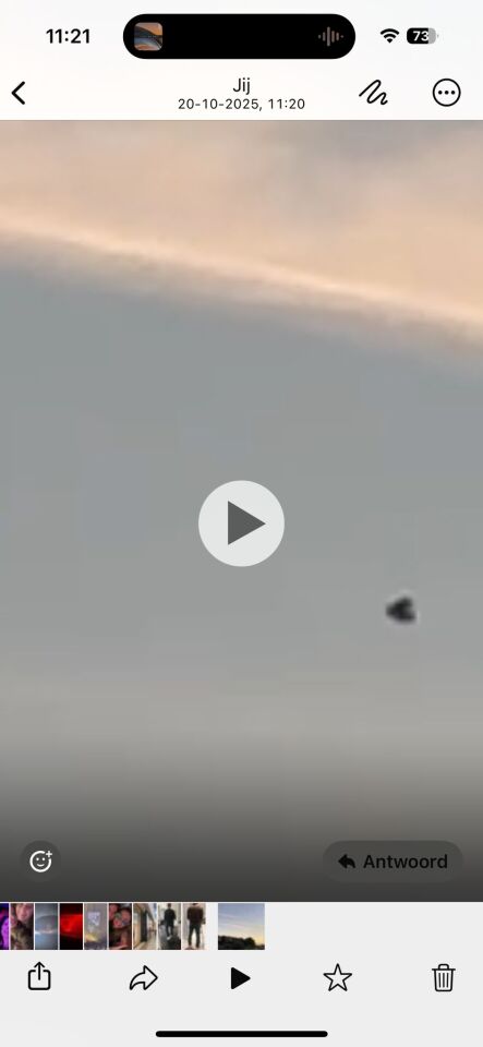 Meerdere Zwarte objecten bewegend vanuit soort wolk foto