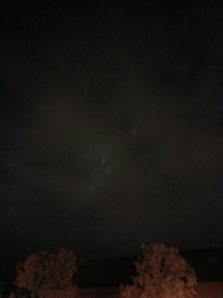 Bewegend licht in de wolken foto