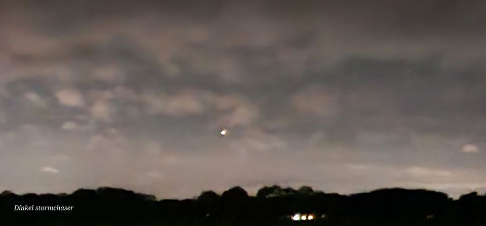 Oranje bol die langzaam vloog foto