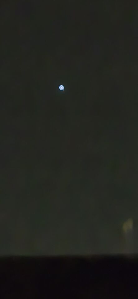 Lichtgevend object stilstaand aan de hemel foto