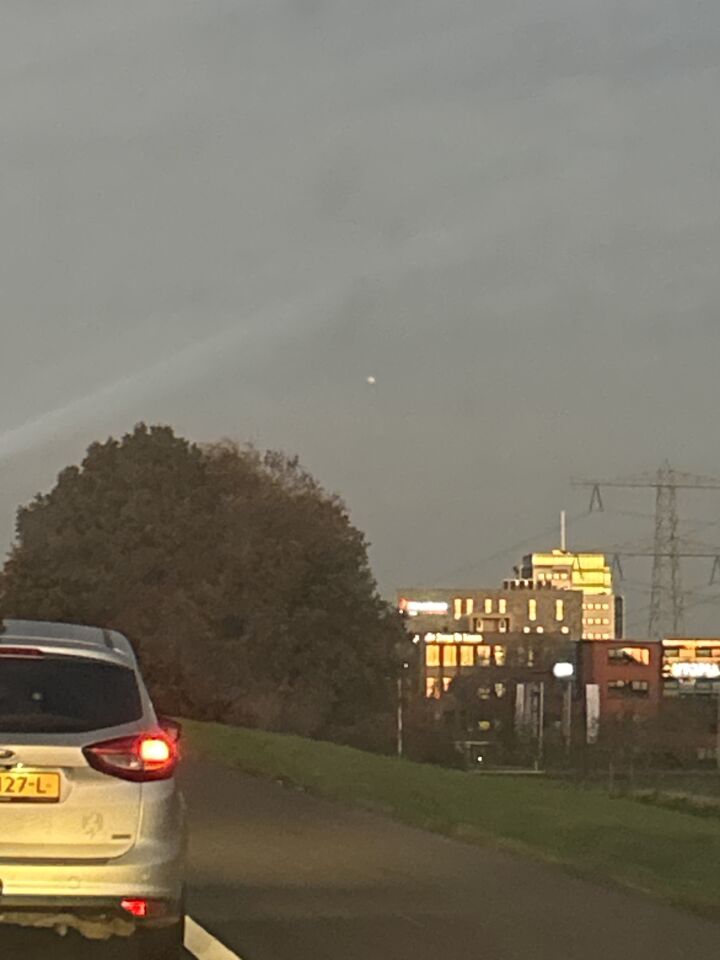 Een witte bal in de lucht te zien in omgeving almelo foto