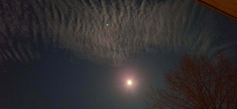 Groen bolletje op foto, en lijkt wat achter de wolken op de foto foto