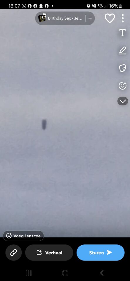 Zwart langwerpig zwevend object. foto