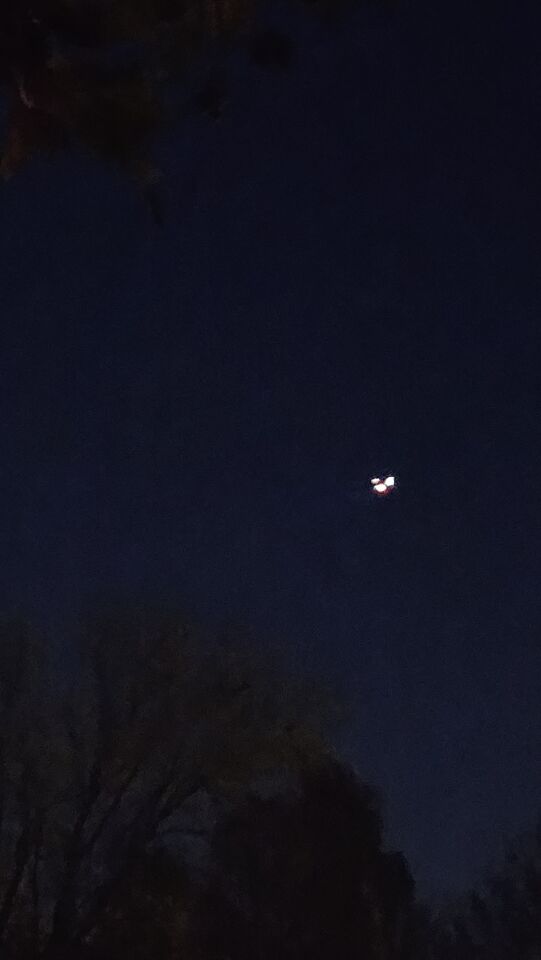 Eerst meerdere drones gespot, nog steeds gaande. En veel orbs tussen de sterren. foto