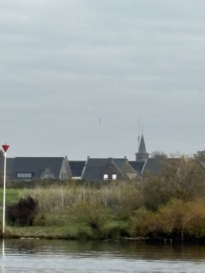 Slank ovaalvormig voorwerp wat in de lucht zweefde. foto