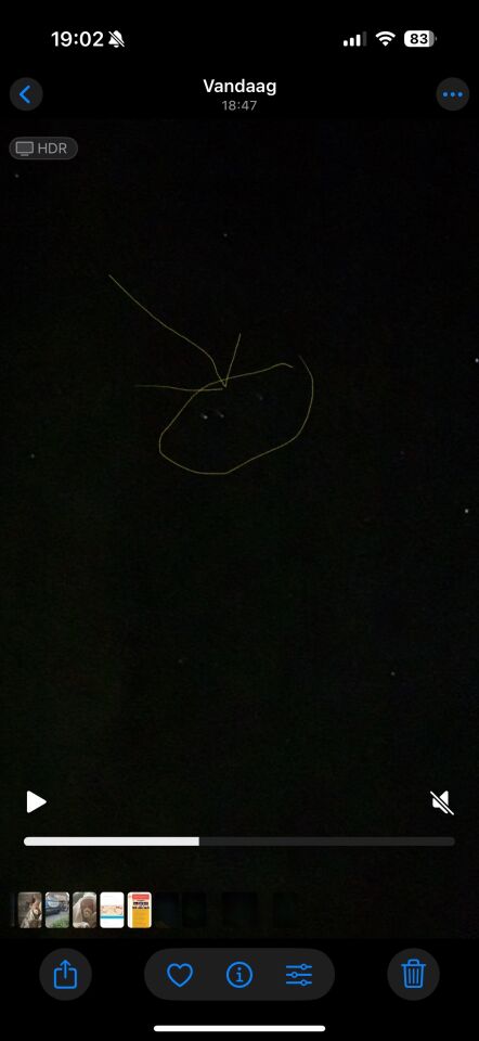 Meerdere lichten kruislings langs elkaar, minuten lang foto