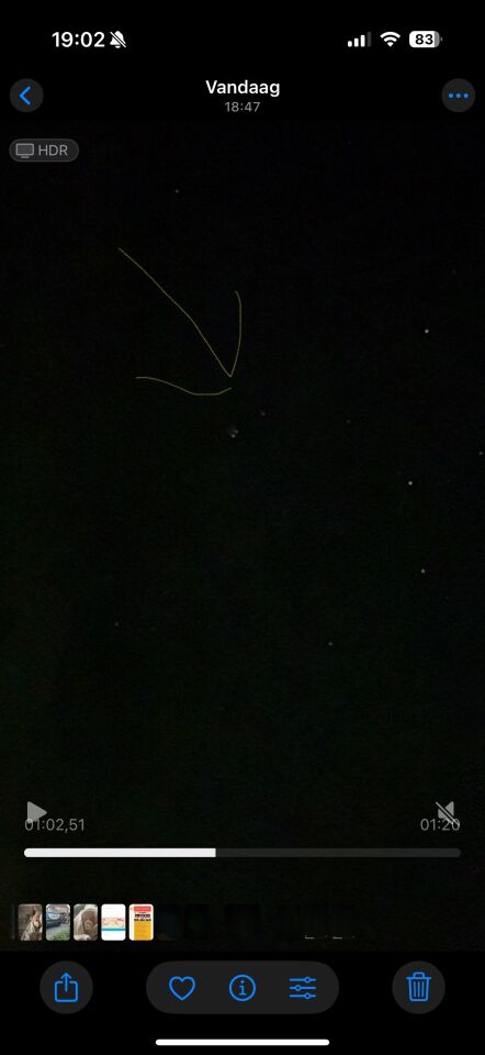 Meerdere lichten kruislings langs elkaar, minuten lang foto