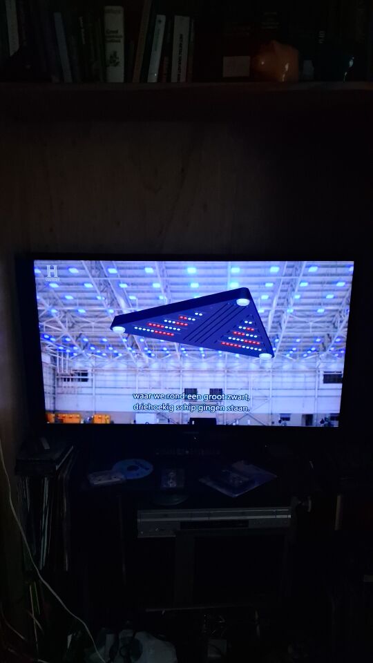 Zwarte driehoek met rood witte lichten foto