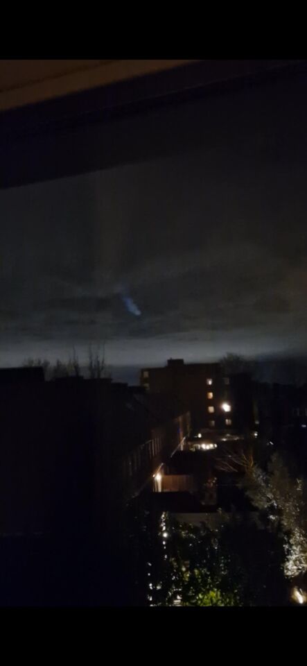 Lichtbollen snel achter elkaar in rechte baan foto