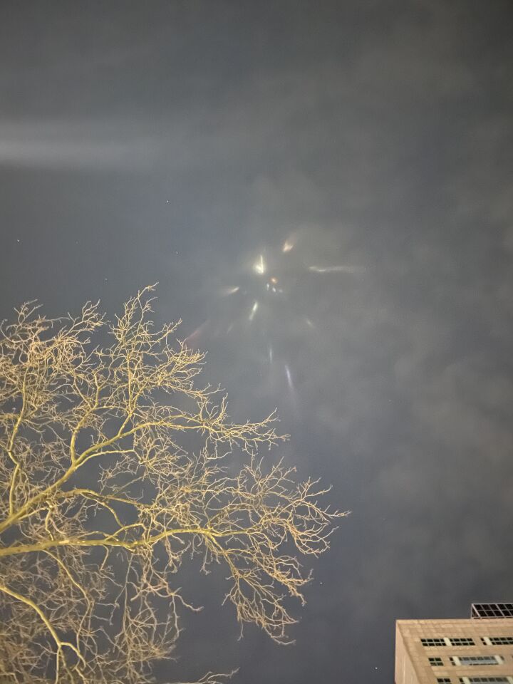 4 witte en oranje lichtenpunten met daaromheen lichtstrepen foto