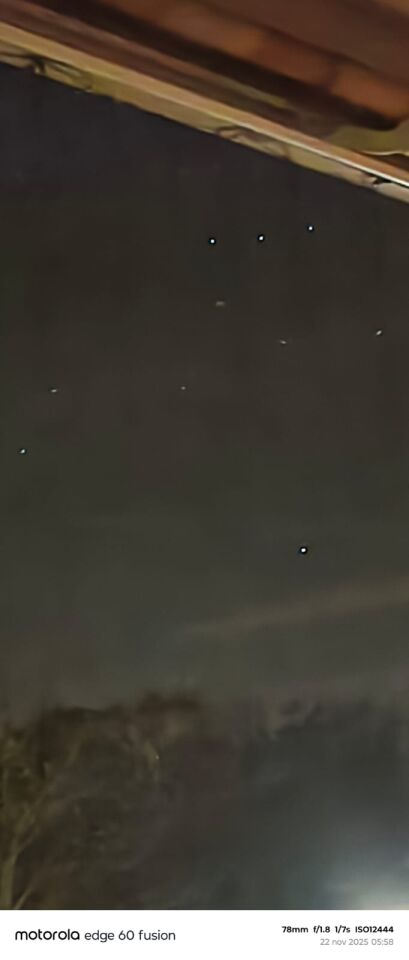 Driehoek met rode en groene lichten foto