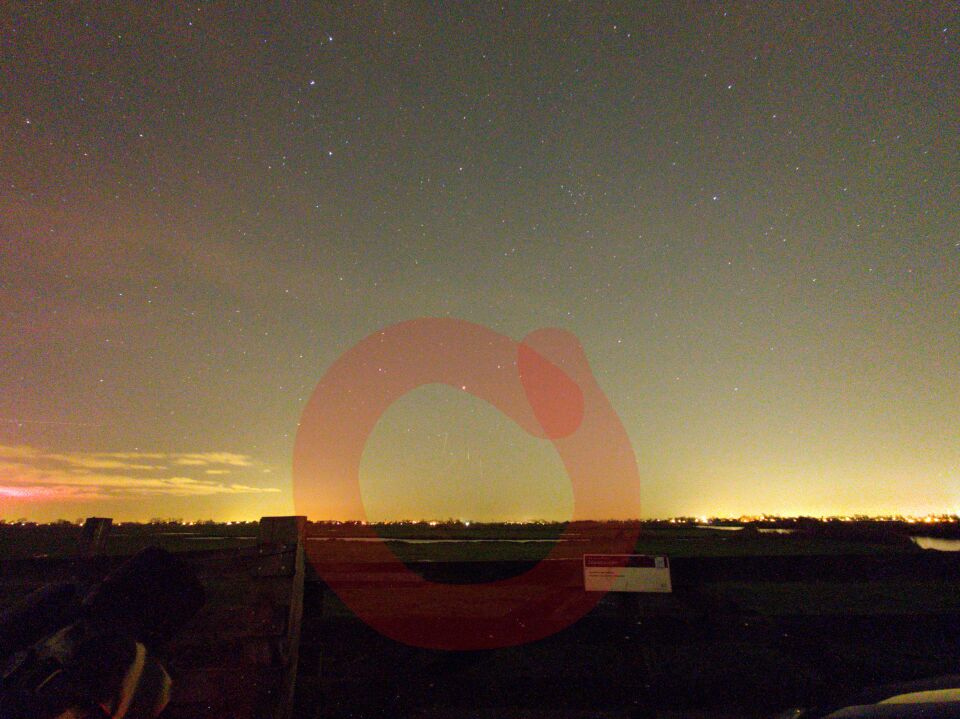 4 opdoemende lichten die veel aan t bewegen zijn foto